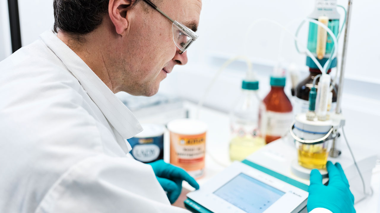 Jotun employee in the research lab in Sandefjord, Norway