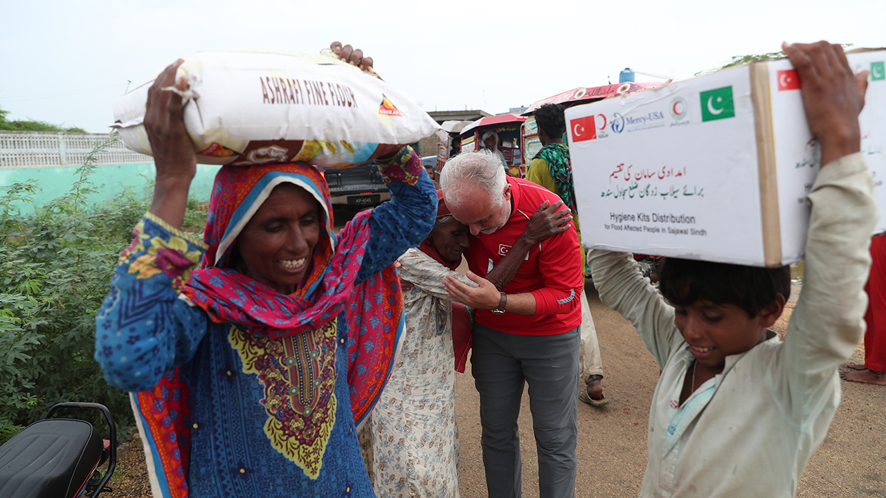 People receiving food